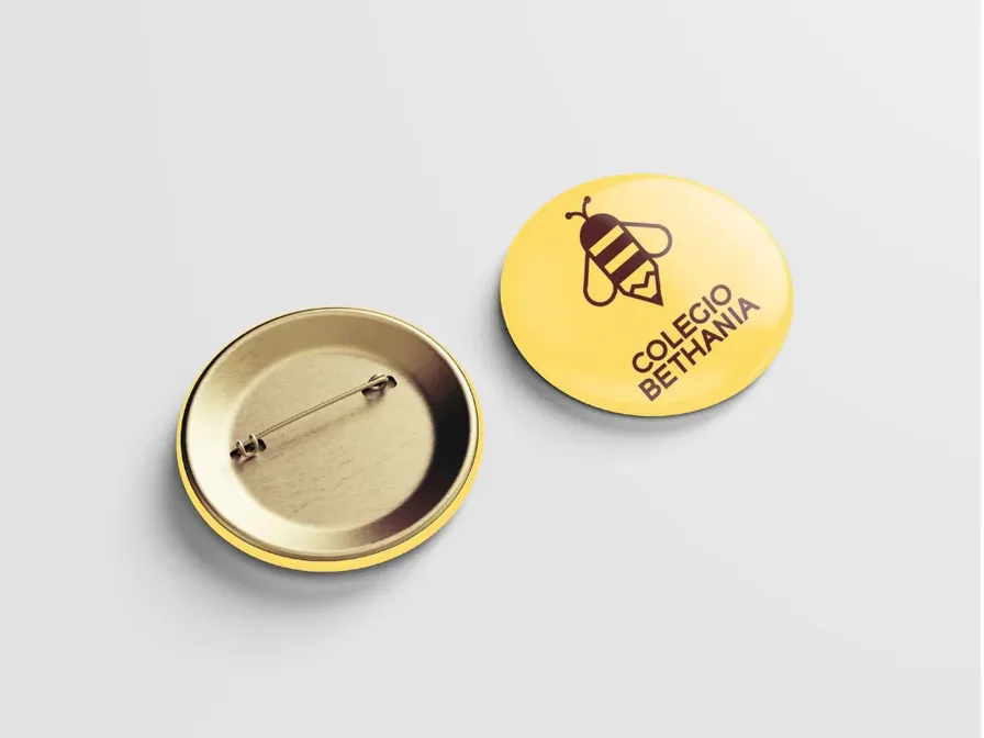 Pin metálico circular con el logotipo de Colegio Bethania